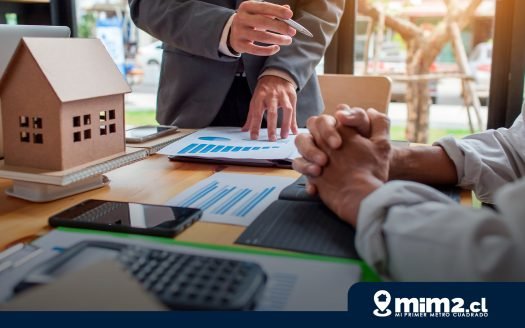 personas conversando sobre la inversión en bienes raíces